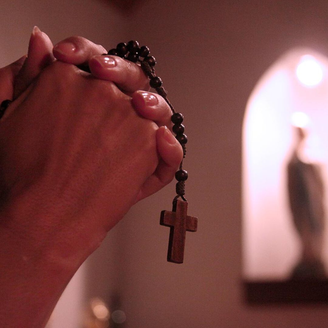 Como rezar el santo rosario